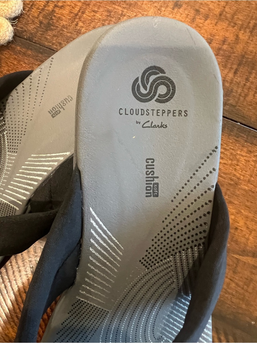 Clarks Women’s Cloudstepper Black Fabric Cushioned Thong Sandals Size 9 - Picture 2 of 7